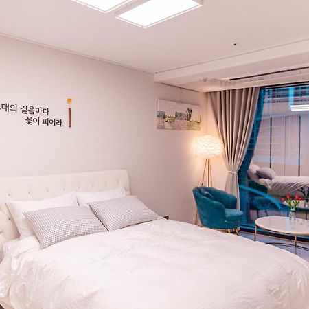Lotte Castle Marina Aparthotel Yeosu Exteriör bild