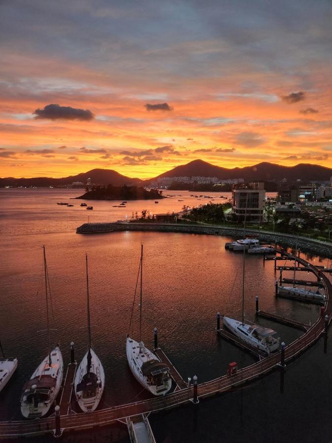 Lotte Castle Marina Aparthotel Yeosu Exteriör bild